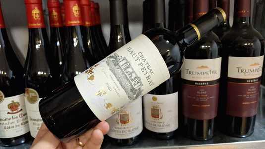 Vinul zilei: un asamblaj roșu de la o cramă cu tradiție din regiunea Bordeaux, un vin cu arome de fructe negre, vanilie, ciocolată neagră și condimente fine. Un vin-școală și o introducere savuroasă în universul Bordeaux