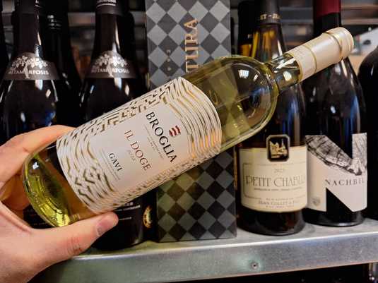 Vinul zilei: un vin alb delicat, cu arome florale, accente vegetale și nuanțe de fructe albe. Proaspăt și revigorant, este alegerea ideală pentru aperitive, preparate ușoare sau momente de relaxare alături de cei dragi