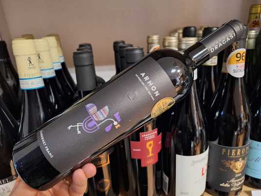 Vinul zilei: un Cabernet Franc dominat de arome de tabac, ciocolată, cedru și vanilie, completate de note de fructe negre și ardei gras. Un vin cu o structură puternică, perfect alături de preparate din vânat