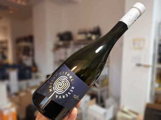 Vinul zilei: un Muscat Ottonel de la o cramă din Transilvania, un vin al contrastelor, o îmbinare echilibrată a aromelor dulci cu cele sărate și exotice. Savuros alături de preparate din pește, fructe de mare, foie gras sau brânzeturi