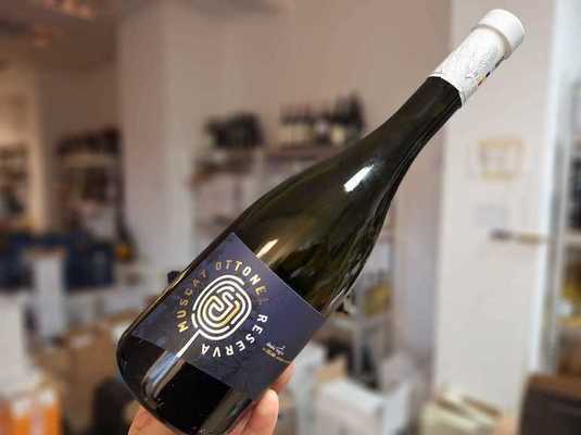 Vinul zilei: un Muscat Ottonel din Transilvania, lejer și vioi, un vin alb care dezvăluie arome de flori albe, pere Williams și accente fine de vanilie