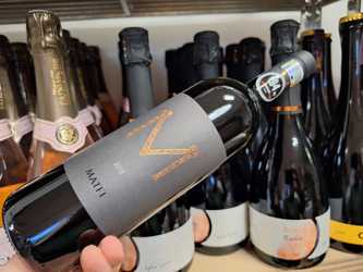 Vinul zilei: un cuvée de producție limitată, din Merlot și Cabernet Sauvignon, completat de soiul autohton Fetească Neagră, cotat cu 94 de puncte James Suckling