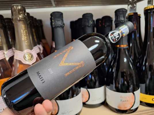 Vinul zilei: un vin roșu cu arome de fructe negre, prune, smochine uscate, condimente dulci și accente fine de ciocolată amăruie cu mentă. Savuros alături de friptură de vită, brânzeturi maturate sau deserturi cu ciocolată neagră