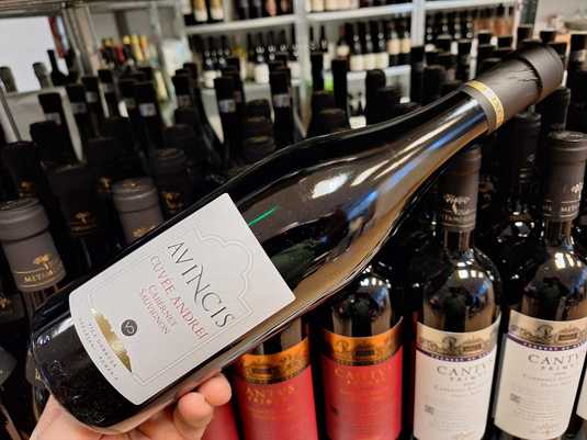 Vinul zilei: un vin roșu obținut din Cabernet Sauvignon, cu arome de coacăze negre, fructe roșii și un strop de vanilie. Ideal alături de carne roșie, miel sau vânat