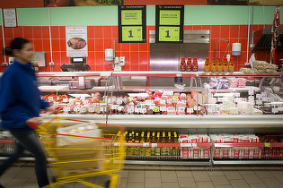 Piețele din România au devenit deja "teren de luptă" pentru carnea de porc. LISTA prețuri