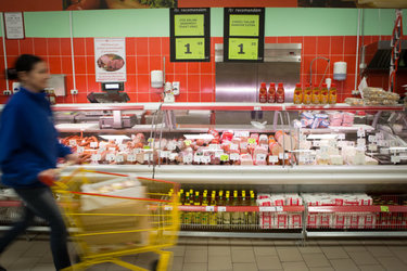 Piețele din România au devenit deja "teren de luptă" pentru carnea de porc. LISTA prețuri