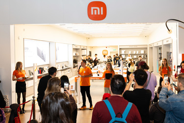 Xiaomi a deschis primul magazin fizic din România. Va aduce și alte produse FOTO