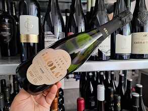 Vinul zilei: o Cava care întreține buna dispoziție, care excelează în registrul gustului plăcut, unde zona fructată se îmbină armonios cu notele de iasomie și flori de portocal. Un vin perfect pentru momentele relaxante, dar cu un aer festiv