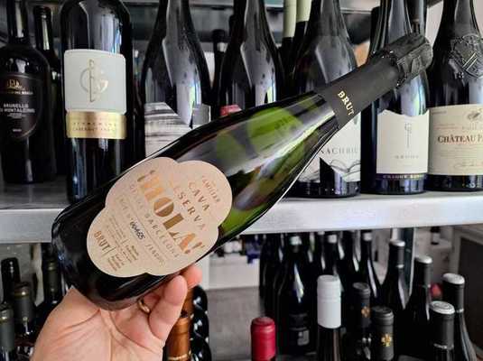 Vinul zilei: o Cava organică, cu perlaj fin și note de măr verde, citrice, note erbacee și aluzii de pâine prăjită, un vin care aduce bucuria mediteraneeană în pahar, savuroasă alături de tapas, carne albă, brânzeturi fine sau fructe uscate