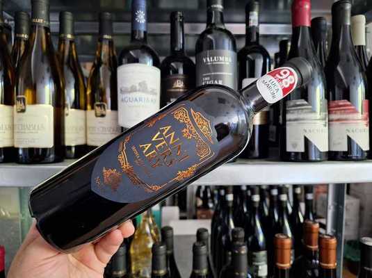 Vinul zilei: un roșu obținut din Aglianico, cu note olfactive de mure, cireșe negre, vanilie, cafea prăjită și cedru, urmate pe palat de arome de prune uscate, fructe negre, ciocolată neagră și o mineralitate discretă