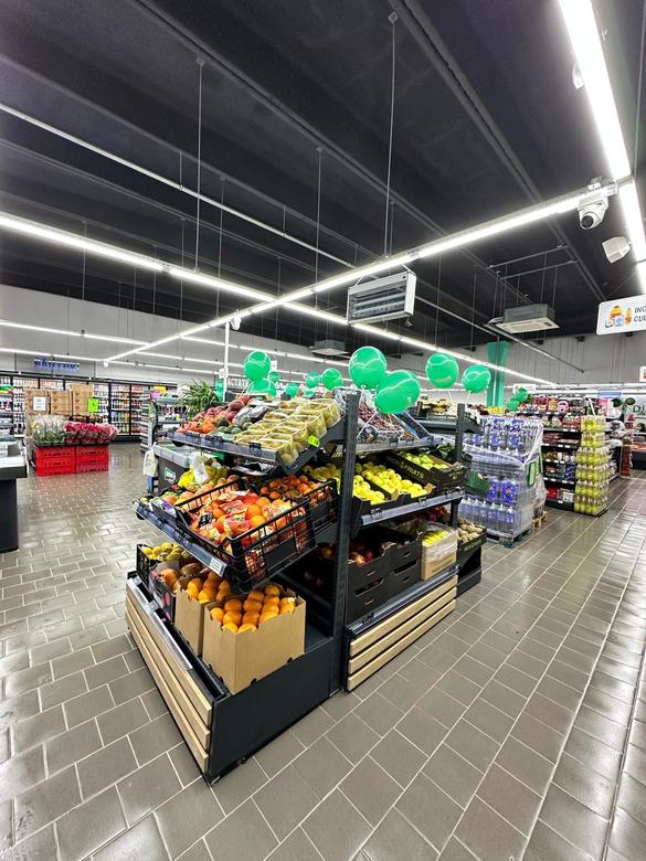 Lanț românesc de magazine, la un singur pas de borna 100 FOTO