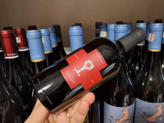 Vinul zilei: un Primitivo provenit de pe vițe vechi de 65 de ani, cu note olfactive de fructe roșii coapte, continuate pe palat cu arome de ciocolată amăruie și tutun fin. Savuros alături de ciocolată neagră, brânzeturi maturate sau preparate fine