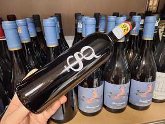 Vinul zilei: un Tempranillo de la o cramă cu o lungă istorie viticolă, un vin roșu remarcabil, cotat cu 92 de puncte Robert Parker. Un vin intens, savuros, care are nevoie de preparate culinare puternice pentru a se exprima pe deplin