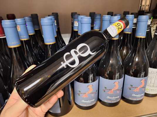 Vinul zilei: un Tempranillo cu note de fructe negre coapte, lemn dulce, cuișoare și accente minerale. Ideal alături de carne roșie, preparate din vânat sau brânzeturi maturate. Cotat cu 92 de puncte Robert Parker