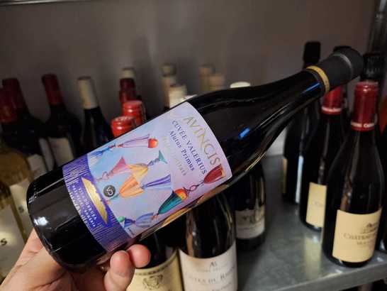 Vinul zilei: un vin unic, obținut din soiul Alutus, o încrucișare între Băbească Neagră și Saperavi, un roșu cu arome de fructe negre coapte, vanilie, ciocolată, lemn dulce și condimente. Perfect alături de piept de rață, risotto cu ciuperci sau brânzetur