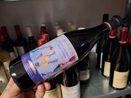 Vinul zilei: un roșu reușit, bine construit, obținut din soiul unic Alutus. Arome de vanilie, cocos, ciocolată, vișine și afine proaspăt zdrobite. Un vin savuros, cu taninuri puternice, aciditate bună și alcool bine integrat