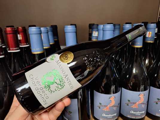 Vinul zilei: un cupaj alb ecologic din sudul Italiei, cu note de fructe exotice, citrice, piersici zemoase și flori de trandafir. Perfect alături de pește, fructe de mare, salate ușoare sau brânzeturi fine. Cotat cu 96 de puncte Luca Maroni