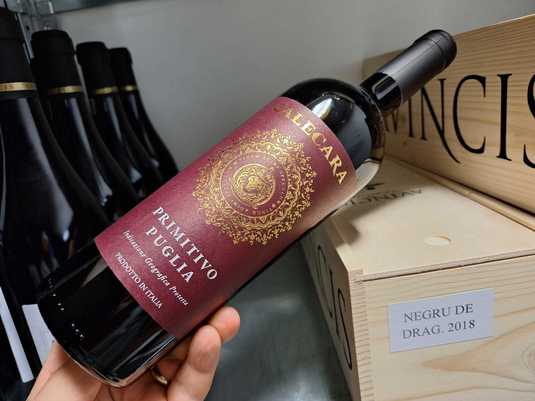 Vinul zilei: un Primitivo din regiunea Puglia, cu note de cireșe, coacăze și zmeură. Gust mătăsos, taninuri catifelate și final proaspăt. Ideal alături de carne roșie, chiftele în sos sau tocănițe