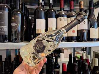 Vinul zilei: un prosecco glamour, potrivit petrecerilor în club, cu arome florale și fructate, de flori albe, mere verzi, pere coapte, impresii de lămâie verde și mandarine, toate pe un fundal mineral