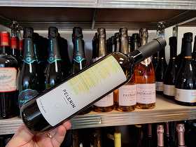 Vinul zilei: un asamblaj alb de Pinot Gris cu Sauvignon Blanc, un vin echilibrat, versatil, cu arome de flori albe, piersici coapte și citrice. Savuros alături de pește alb, fructe de mare, salate exotice sau brânzeturi proaspete