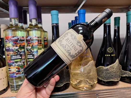 Vinul zilei: un Malbec argentinian cu arome principale de fructe roșii, un vin versatil gastronomic, perfect pentru carne roșie, vânat, empanadas de vită, plăcinte cu carne sau brânzeturi maturate. Cotat cu 92 puncte James Suckling