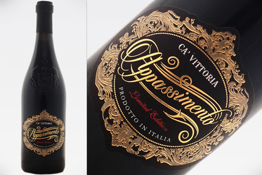 Vinul zilei: un cupaj roșu care aduce în pahar căldura și caracterul regiunii Puglia. O explozie de prune coapte, mure, afine, cireșe negre, note dulci de stafide, prune uscate și accente de ierburi aromatice