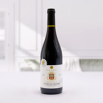 Vinul zilei: un vin roșu din sudul văii Rhône-ului, din celebra regiune Châteauneuf-du-Pape, un cupaj savuros de Grenache, Syrah și Mourvèdre, cu note de fructe roșii, merișoare, prune, vișine, lemn dulce, eucalipt și piper