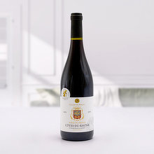 Vinul zilei: un vin roșu din sudul văii Rhône-ului, din celebra regiune Châteauneuf-du-Pape, un cupaj savuros de Grenache, Syrah și Mourvèdre, cu note de fructe roșii, merișoare, prune, vișine, lemn dulce, eucalipt și piper