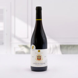 Vinul zilei: un vin roșu din sudul văii Rhône-ului, din celebra regiune Châteauneuf-du-Pape, un cupaj savuros de Grenache, Syrah și Mourvèdre, cu note de fructe roșii, merișoare, prune, vișine, lemn dulce, eucalipt și piper