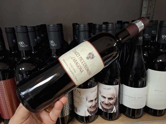 Vinul zilei: un cupaj roșu din Toscana, de la o cramă cu o lungă tradiție în domeniul viticol. Dezvăluie arome de fructe roșii și negre, alături de tente vegetale și se asociază perfect cu carne roșie și brânzeturi maturate