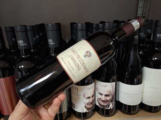 Vinul zilei: un roșu toscan, obținut din Cabernet Sauvignon, Merlot, Sangiovese și Syrah, un vin savuros alături de aperitive, carne roșie, paste sau brânzeturi maturate