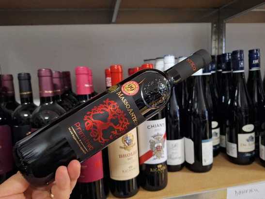 Vinul zilei: un Primitivo cotat cu 99 de puncte Luca Maroni, un vin roșu cu note de fructe și condimente, ideal de asociat cu preparate la grătar sau brânzeturi maturate