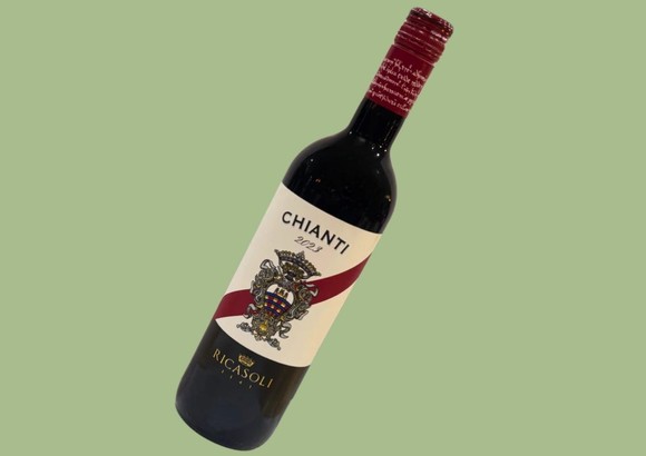 Vinul zilei: un Chianti care face paradă de fructe roșii și violete, completate de tușe vanilate și accente de condimente. Echilibrat și elegant, se asociază perfect cu preparate din carne de vită, miel, lasagna sau paste carbonara
