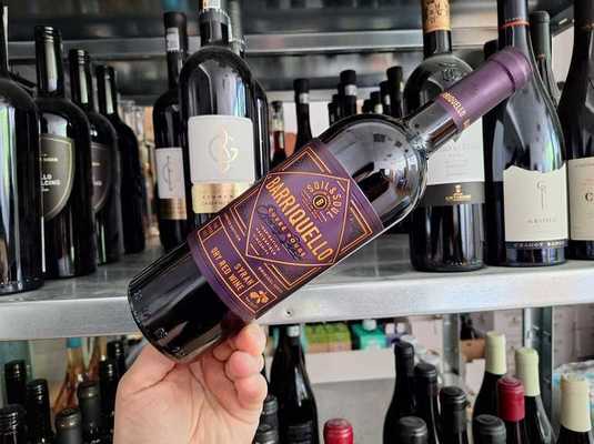 Vinul zilei: un vin roșu complex, obținut din soiul antic georgian Saperavi, de la o cramă din Republica Moldova, cu note olfactive de flori și fructe exotice, la care se adaugă pe palat fructe roșii coapte și prune uscate