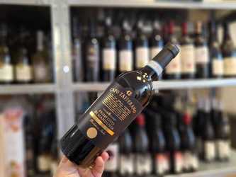 Vinul zilei: un cupaj roșu din sudul Italiei, obținut prin metoda Appassimento, un vin cu note intense de fructe roșii, ciocolată, condimente și fructe deshidratate. Savuros alături de paste cu sosuri bogate sau pizza cu topping de carne sau ciuperci