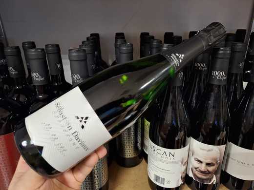 Vinul zilei: o șampanie directă și proaspătă, cu senzații de citrice, grapefruit, limetă, mere verzi, flori de mușețel și  migdale crude. O șampanie cu un perlaj elegant și un postgust care amintește de mere pădurețe, coajă de portocală, toate așezate pe un fundal de alune și marțipan