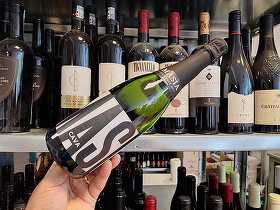 Vinul zilei: o cava organică și elegantă, obținută din soiurile Macabeo, Parellada, Xarel·lo, cu arome de pere, pâine proaspăt scoasă din cuptor, fructe galbene, migdale și citrice