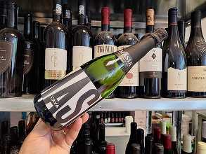 Vinul zilei: o cava organică și elegantă, obținută din soiurile Macabeo, Parellada, Xarel·lo, cu arome de pere, pâine proaspăt scoasă din cuptor, fructe galbene, migdale și citrice