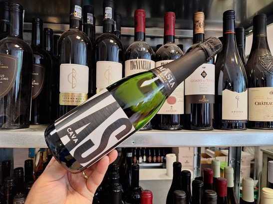 Vinul zilei: o cava organică și elegantă, obținută din soiurile Macabeo, Parellada, Xarel·lo, cu arome de pere, pâine proaspăt scoasă din cuptor, fructe galbene, migdale și citrice