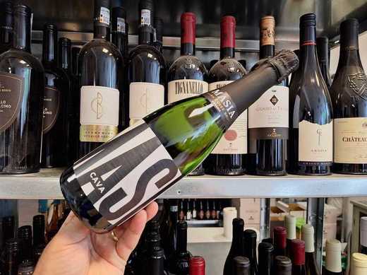 Vinul zilei: o cava organică și elegantă, obținută din soiurile Macabeo, Parellada, Xarel·lo, cu arome de pere, pâine proaspăt scoasă din cuptor, fructe galbene, migdale și citrice