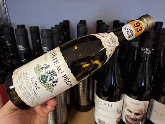 Vinul zilei: un cupaj alb vibrant și răcoritor din Valea Ronului, un vin cu arome de lămâie, pomelo și fructe albe, cu textură ușoară și caracter mineral. Un vin cotat cu 93 de puncte James Suckling