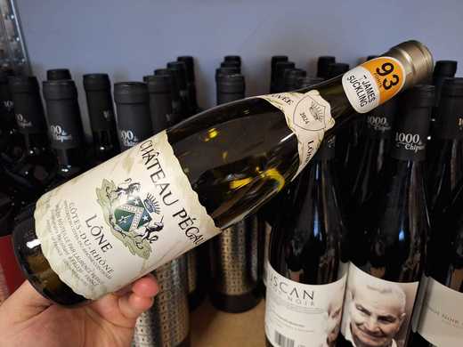 Vinul zilei: un cupaj alb vibrant și răcoritor din Valea Ronului, un vin cu arome de lămâie, pomelo și fructe albe, cu textură ușoară și caracter mineral. Un vin cotat cu 93 de puncte James Suckling