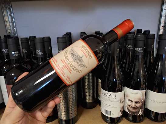 Vinul zilei: un cupaj roșu din Sicilia, care seduce cu notele de gem de prune, cafea, tutun fin, violete delicate și alune prăjite. O alegere perfectă pentru un platou cu brânzeturi rafinate