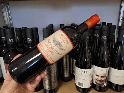 Vinul zilei: un cupaj roșu din Sicilia, care seduce cu notele de gem de prune, cafea, tutun fin, violete delicate și alune prăjite. O alegere perfectă pentru un platou cu brânzeturi rafinate