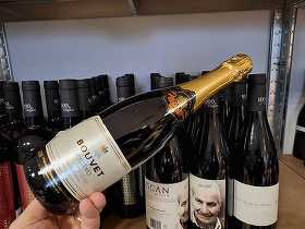 Vinul zilei: un crémant obținut din Chenin Blanc și Chardonnay, un vin elegant și complex, cu arome de mere verzi, caise, pâine prăjită, la care se adaugă tente de miere și tapenadă de măsline