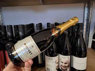 Vinul zilei: un crémant obținut din Chenin Blanc și Chardonnay, un vin elegant și complex, cu arome de mere verzi, caise, pâine prăjită, la care se adaugă tente de miere și tapenadă de măsline