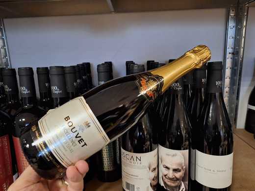 Vinul zilei: un crémant obținut din Chenin Blanc și Chardonnay, un vin elegant și complex, cu arome de mere verzi, caise, pâine prăjită, la care se adaugă tente de miere și tapenadă de măsline