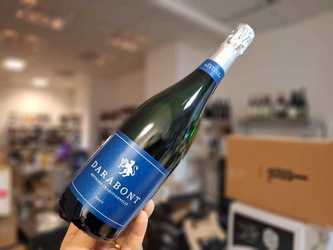 Vinul zilei: un spumant din noua generație, de la o cramă tânără din Bihor, un vin cu tușe delicate de ceai verde și flori de tei. Partenerul ideal pentru preparate simple și aromate