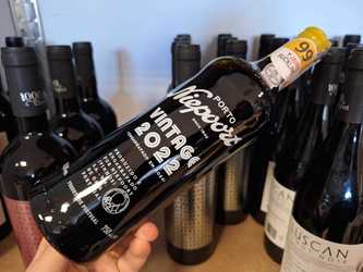 Vinul zilei: un roșu din regiunea Douro, Portugalia, un vin corpolent, cu arome de fructe de pădure, fructe uscate, violete, boabe de piper și o tentă de grafit. Un vin cotat cu 99 de puncte James Suckling și 97 de puncte Robert Parker