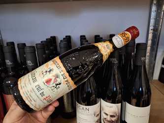 Vinul zilei: un cupaj roșu clasic din sudul Franței, cu arome de cireșe negre, mure, grafit și condimente dulci. Savuros alături de preparate bogate, cu textură și profunzime. Cotat cu 95–97 de puncte Robert Parker și 96 puncte James Suckling